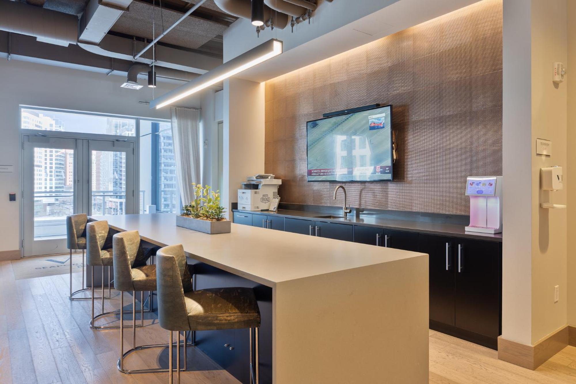 Luxury Downtown Seaport Apartment *